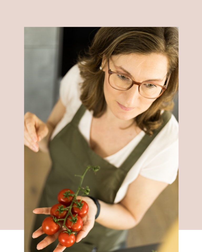 Claudia mit Tomaten