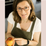 Claudia mit Apfel