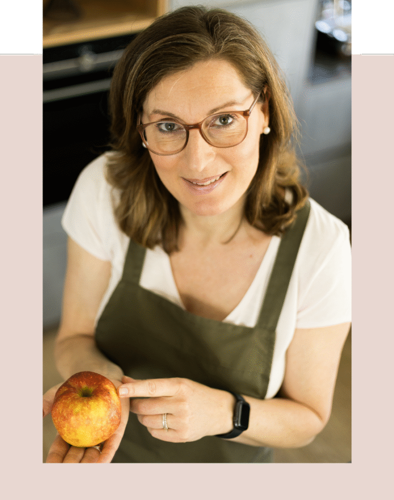 Claudia mit Apfel